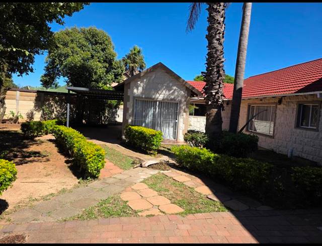 6 BEDROOM HOUSE FOR SALE IN GLEN MARAIS EXT